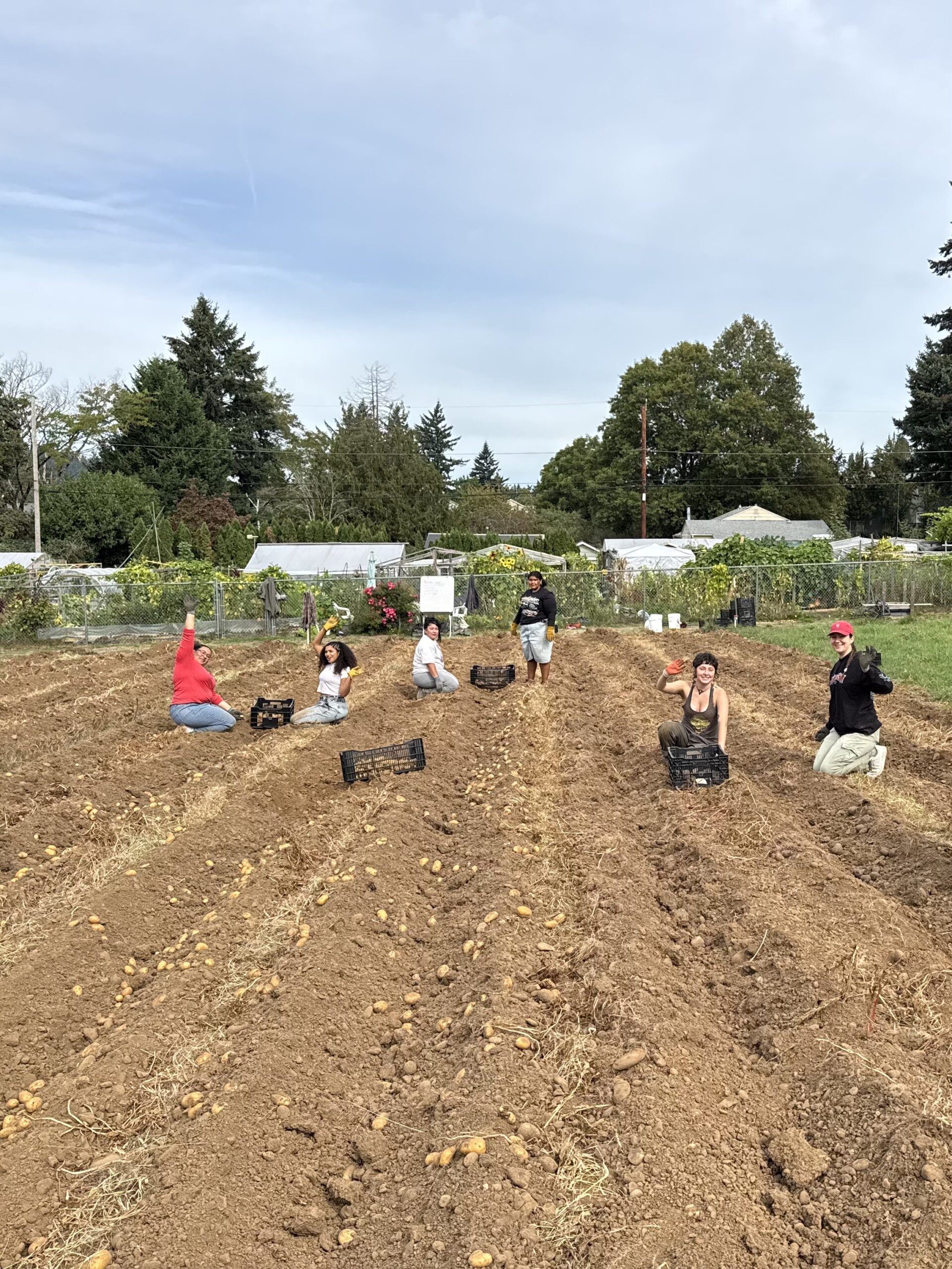 a group photo of a school trip to Zenger Farm
